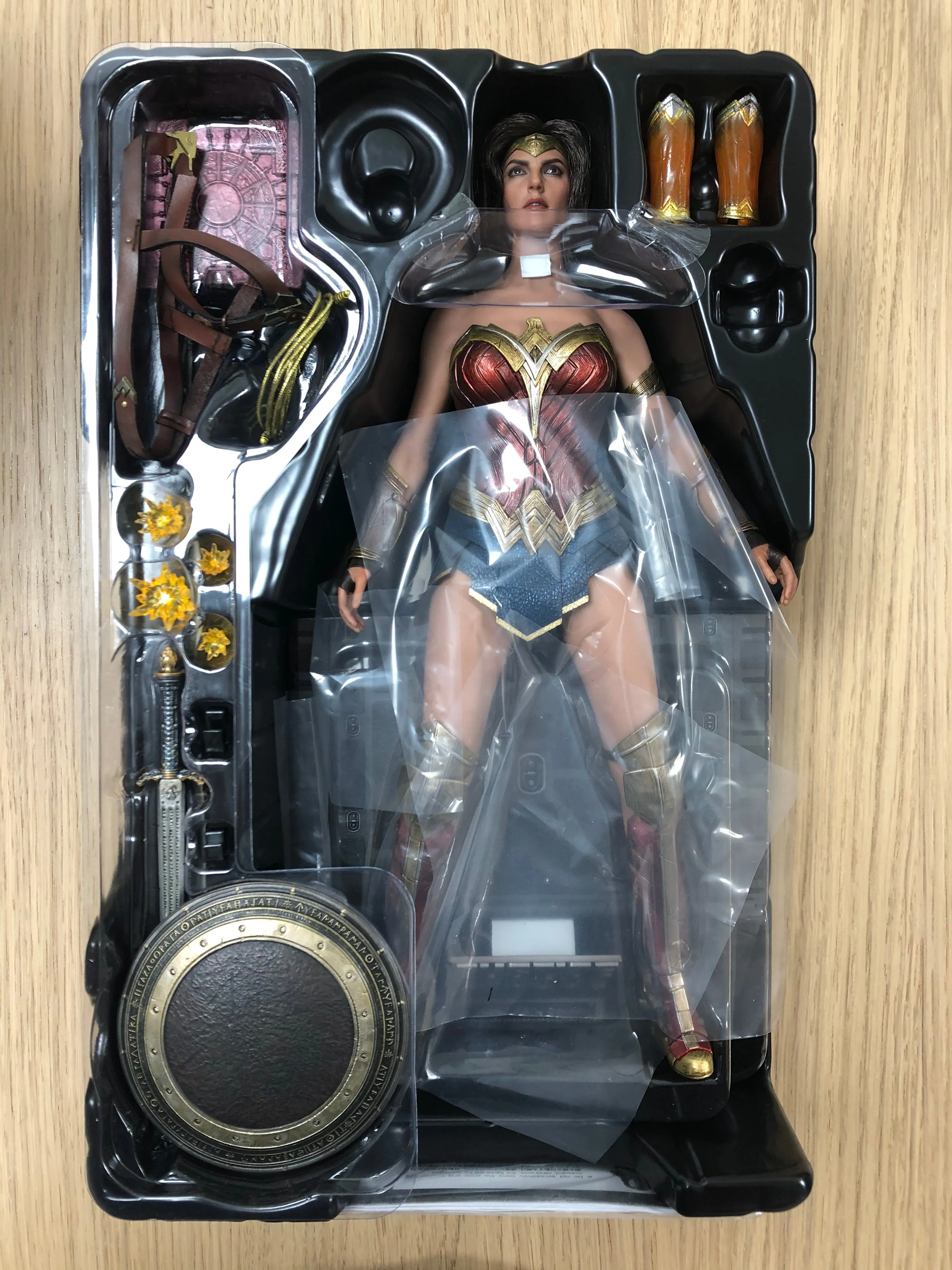 Hottoys Hot Toys 1/6 Scale MMS451 MMS 451 Justice League Wonder Woman Gal Gadot (Deluxe Version) Action Figure USED